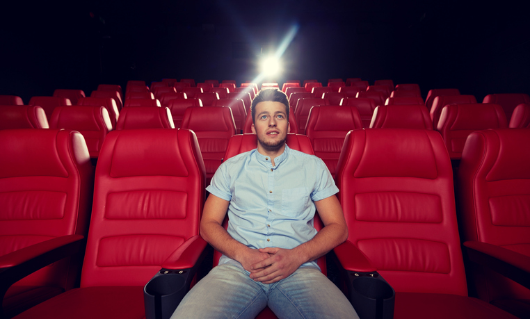 映画館に一人座る男性